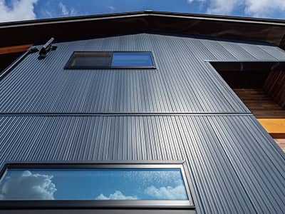 建築は板金工事を得意としているため、金属サイディング・窯業サイディングを使用した外壁工事にも対応可能です