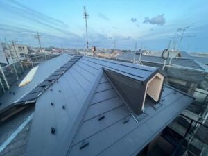 千葉市美浜区にて屋根修理　スーパーガルテクトへのカバー工法　完工
