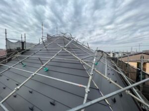 千葉市美浜区にて屋根修理〈スーパーガルテクトへのカバー工法〉