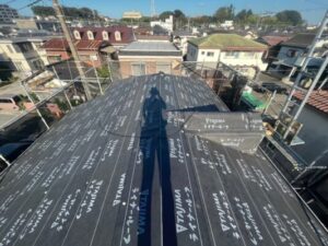 施工中の様子　千葉市中央区にて屋根修理〈スレート屋根カバー工法〉