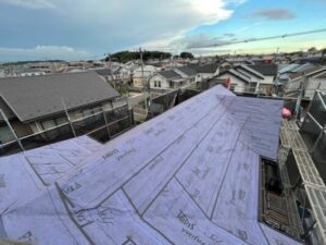 施工中の様子　千葉市花見川区にて屋根修理〈スレート屋根カバー工法〉