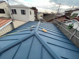 千葉市中央区にて屋根修理〈瓦棒屋根のカバー工法〉