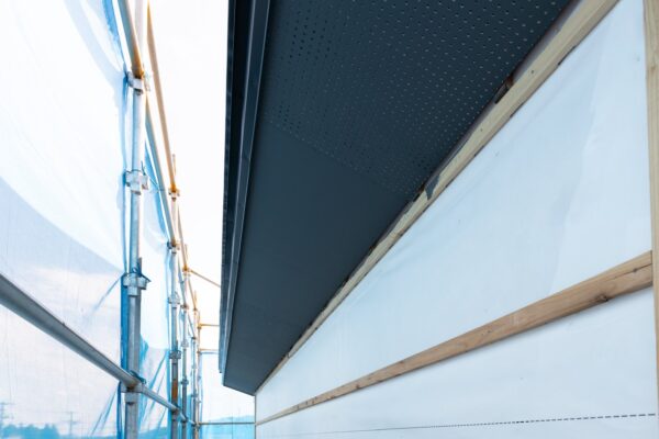 屋根の板金を徹底解説｜棟板金・谷樋の役割と修理費用の相場｜千葉市の株式会社ハジメ｜株式会社ハジメ